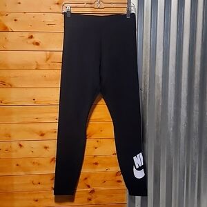 Womans Nike Tight Fit Regular length leggings Size Medium NEW